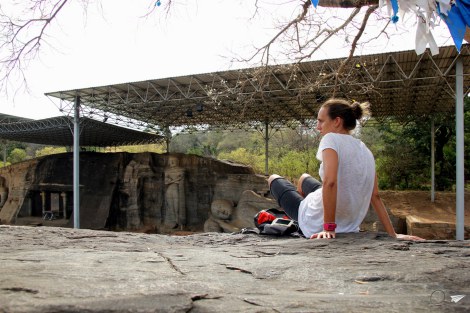 Cara de mira lo intensa que soy mientras miro al horizonte y pienso en las maravillosas estatuas de Buda que contemplo...