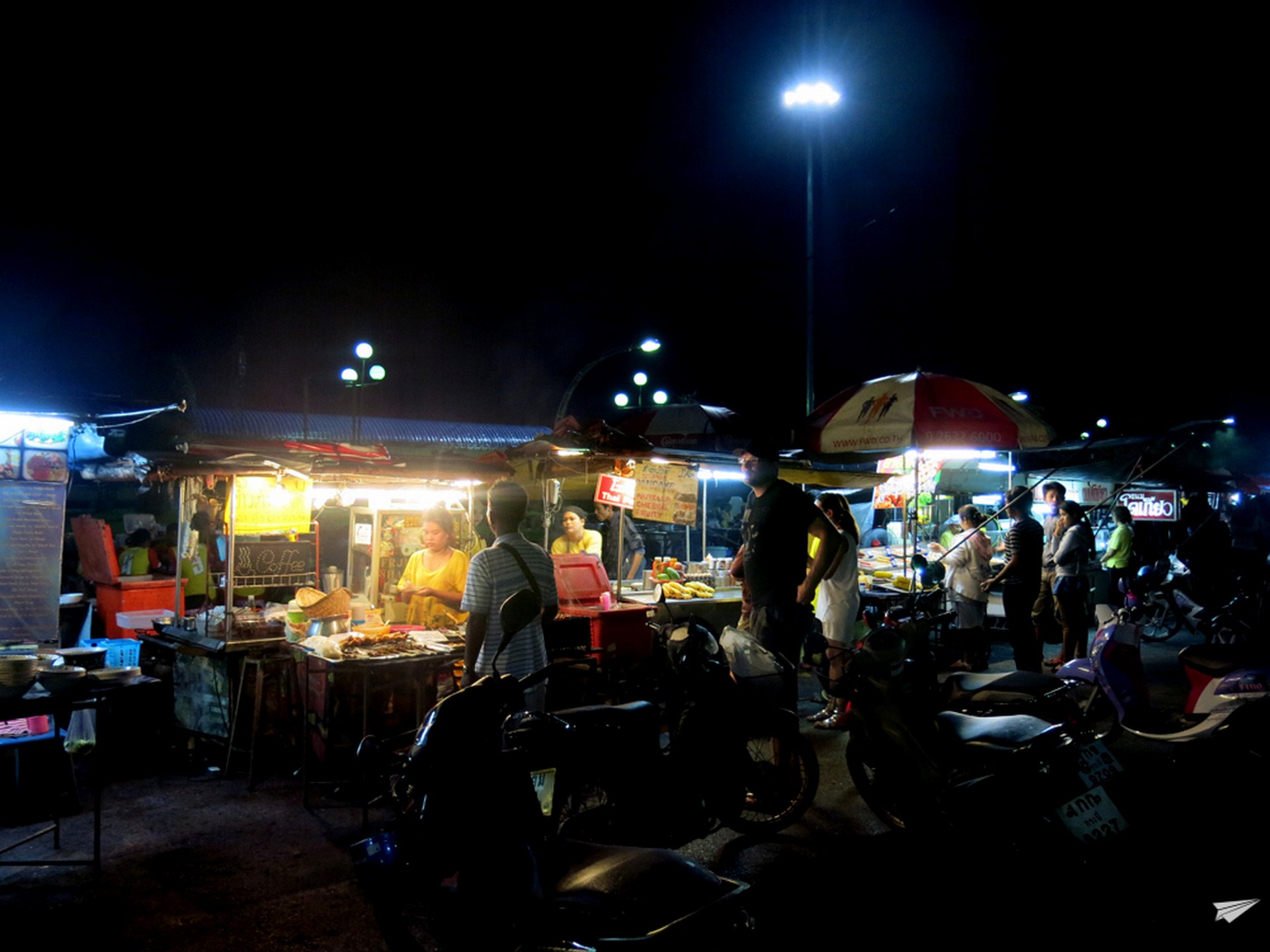 [Vídeo] Hambrienta en Tailandia: El mercadillo nocturno de Chao Fah en Krabi