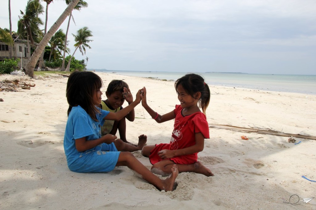 Niños playa isla Filipinas