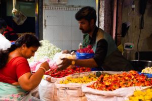 gente vendiendo flores en el mercado de Mysore